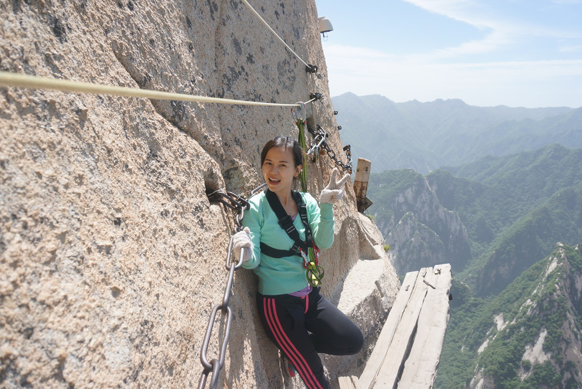 世界上最恐怖的栈道：由30多厘米宽的木板和条石搭建，上是悬崖绝壁，下是万丈深渊，仅靠一条铁索作为抓手