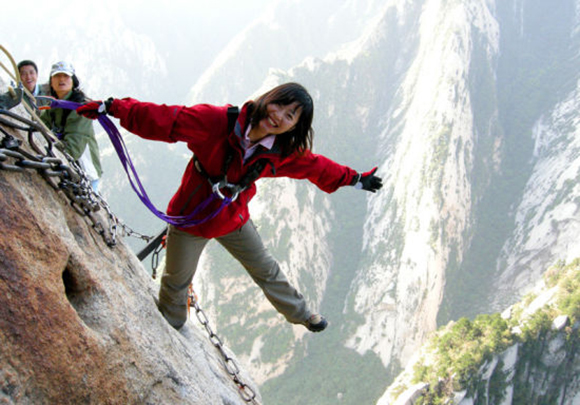 世界上最恐怖的栈道：由30多厘米宽的木板和条石搭建，上是悬崖绝壁，下是万丈深渊，仅靠一条铁索作为抓手