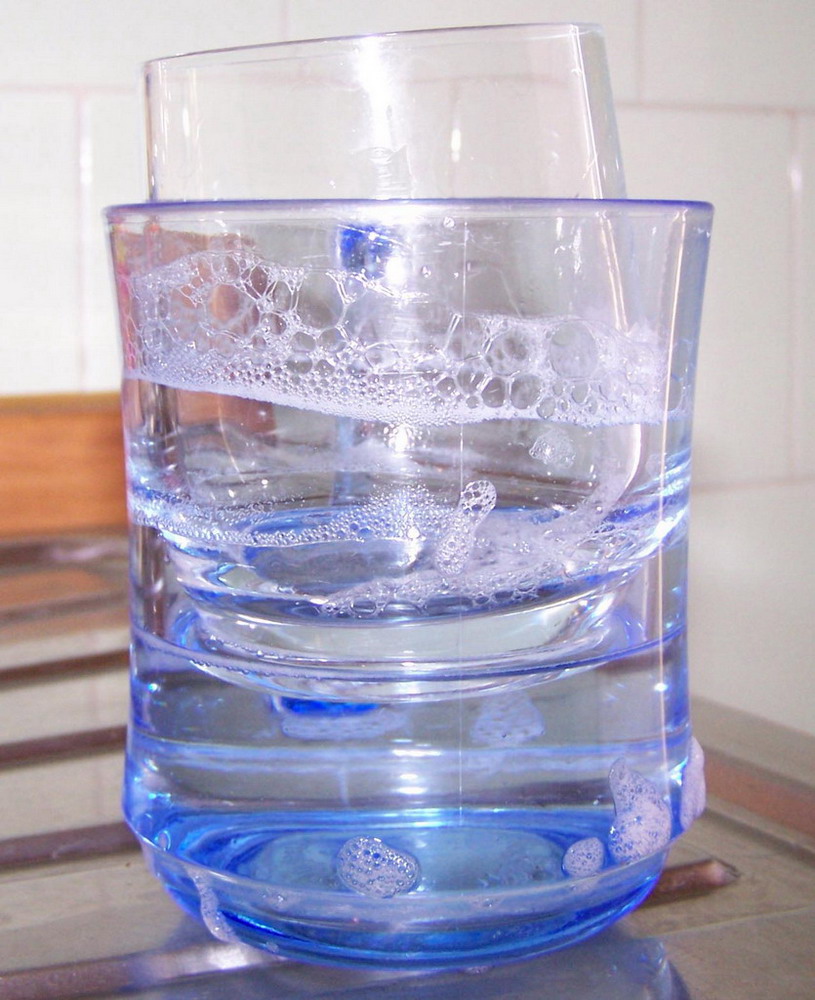 还用蛮力分开重叠的玻璃杯？只要在杯里加点它，轻轻一拧就分开了