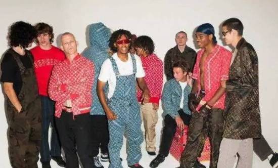 lvsupreme联名款牛仔外套,lv衣服上面有个supreme联名是真的吗