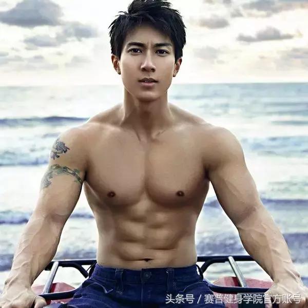 腹肌不对称的改善方法,腹肌两边不对称怎么办能继续练吗