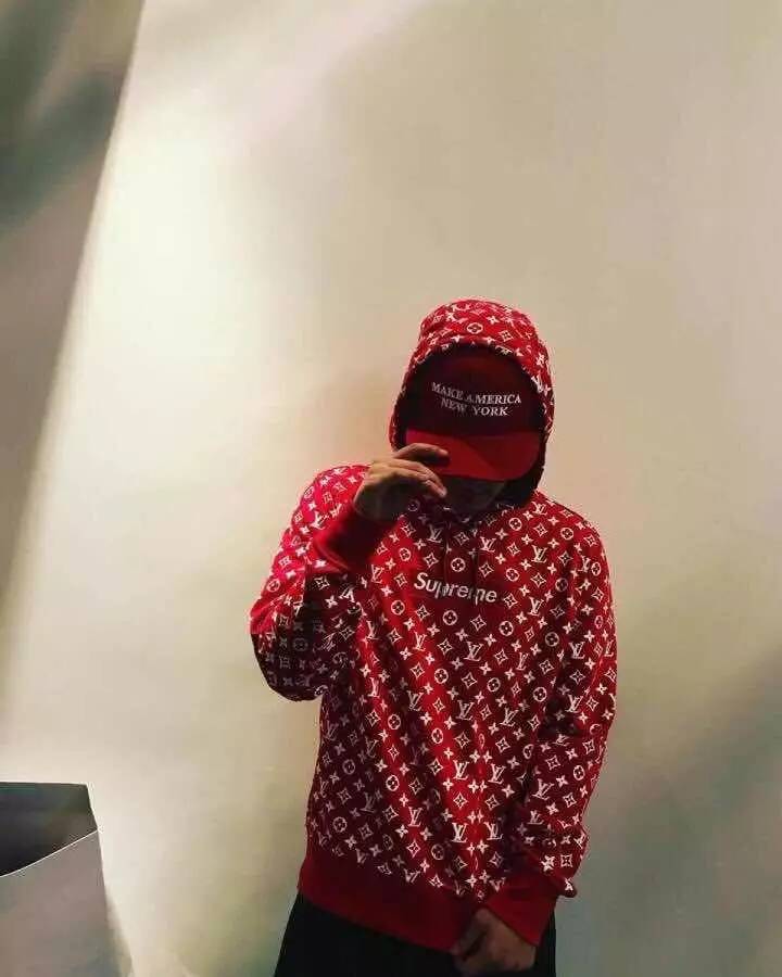 lvsupreme联名款牛仔外套,lv衣服上面有个supreme联名是真的吗