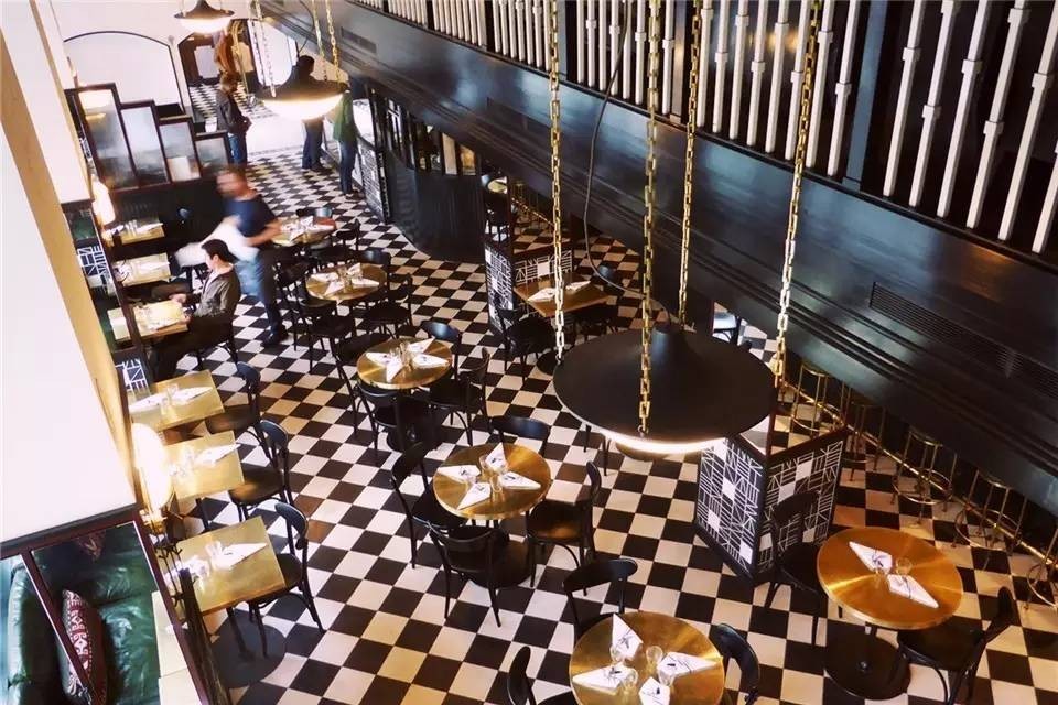 他是酒店界的乔布斯，一手创造出全世界最酷的酒店，还把跨界玩到极致