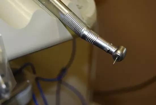 在牙科会感染艾滋病毒吗,在牙科弄牙齿会不会传染艾滋病