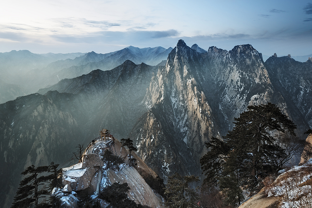 世界上最恐怖的栈道：由30多厘米宽的木板和条石搭建，上是悬崖绝壁，下是万丈深渊，仅靠一条铁索作为抓手