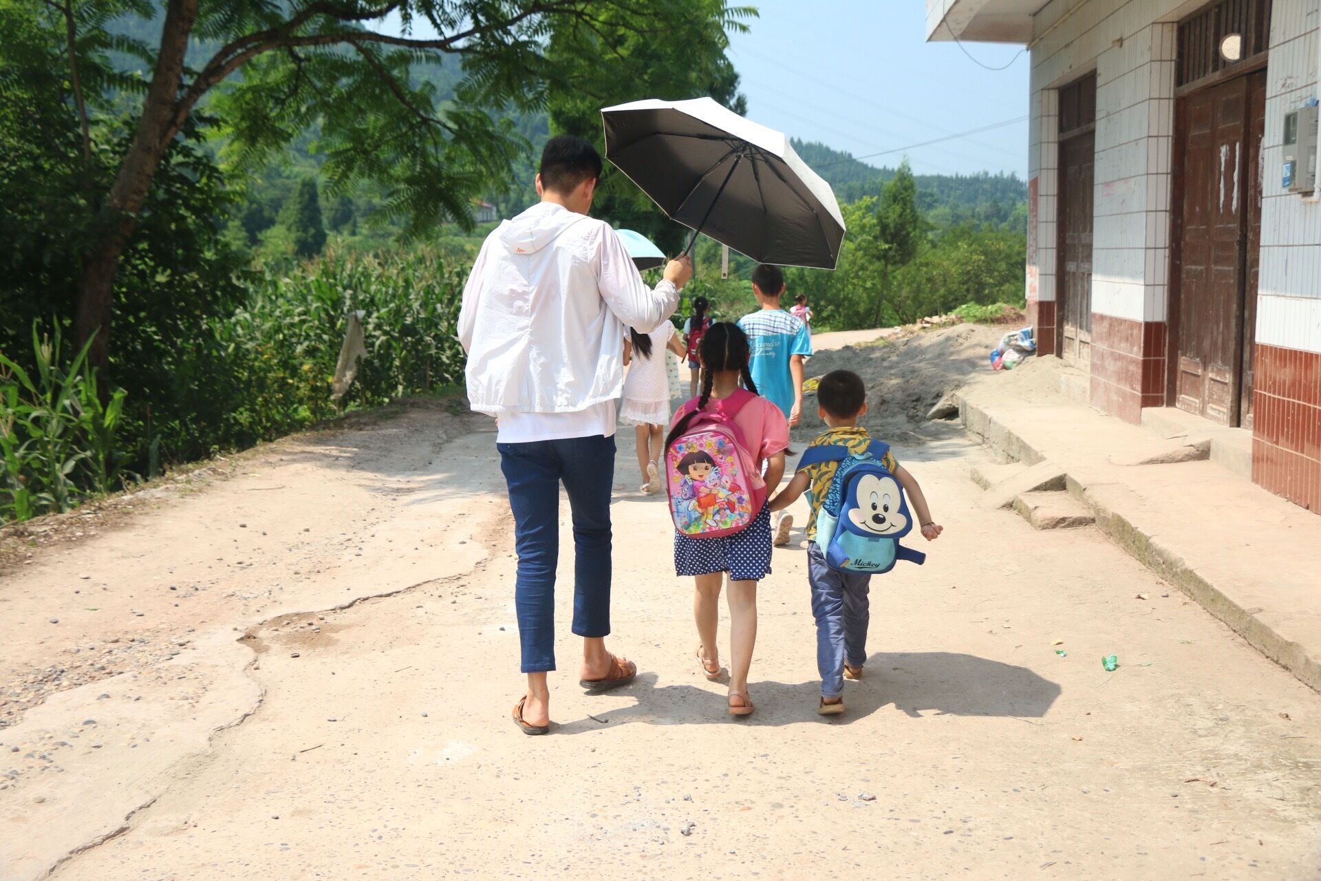 七月赴巴蜀，相逢似归来