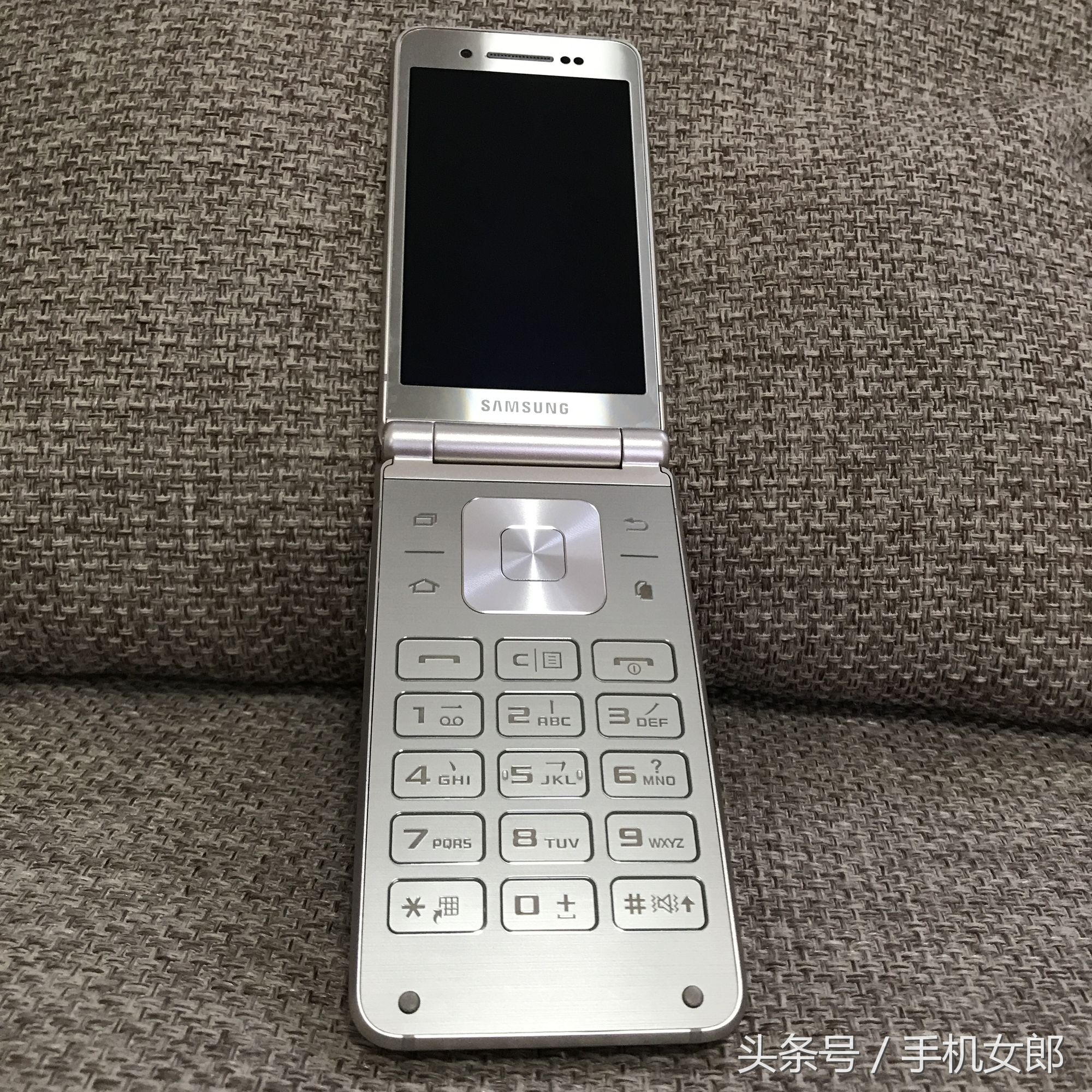 三星w2016翻盖手机,三星w2016翻盖现在多少钱