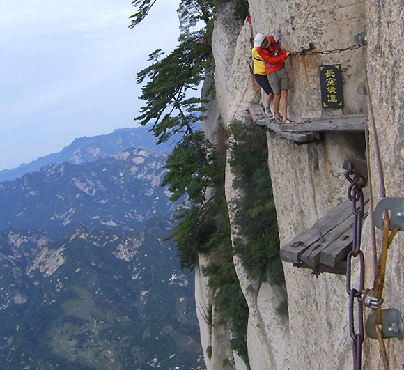 世界上最恐怖的栈道：由30多厘米宽的木板和条石搭建，上是悬崖绝壁，下是万丈深渊，仅靠一条铁索作为抓手