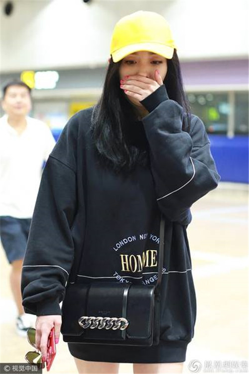 杨幂脖子前后对比,杨幂吻痕