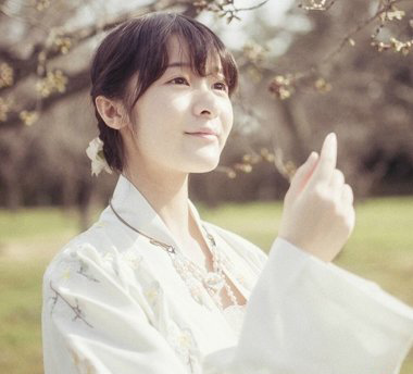 齐肩短发盘头发的简单方法,烫的齐耳短发怎样盘好看