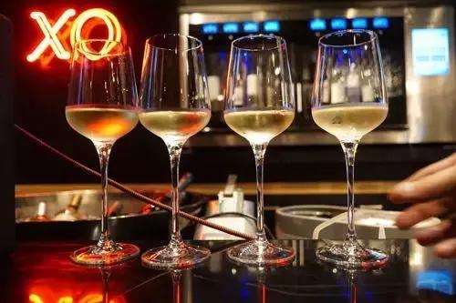 香港人很喜欢喝酒吗,周润发来一瓶82年的拉菲