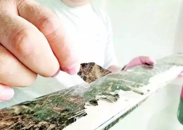 贴瓷砖踢脚线白边如何处理,瓷砖踢脚线表面皮脱落是什么原因