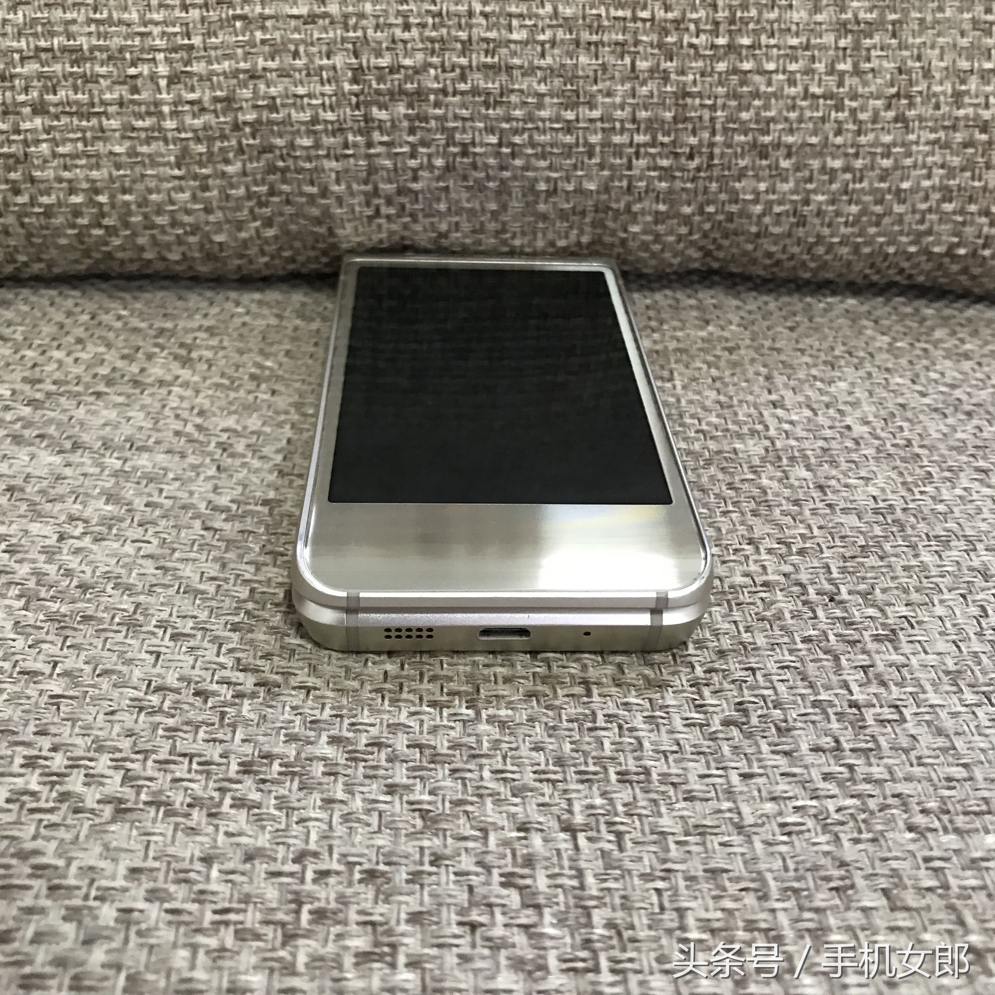 三星w2016翻盖手机,三星w2016翻盖现在多少钱