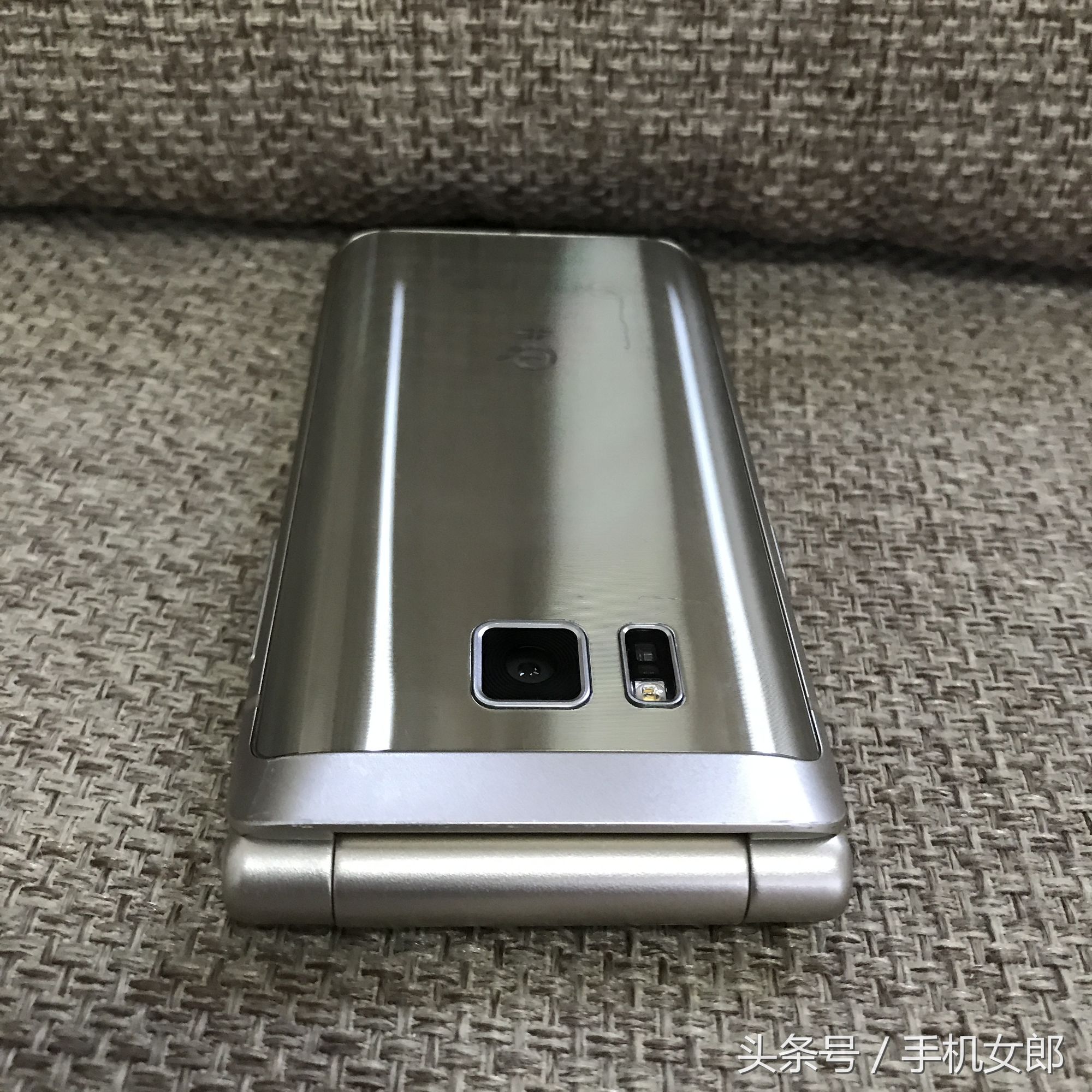 三星w2016翻盖手机,三星w2016翻盖现在多少钱