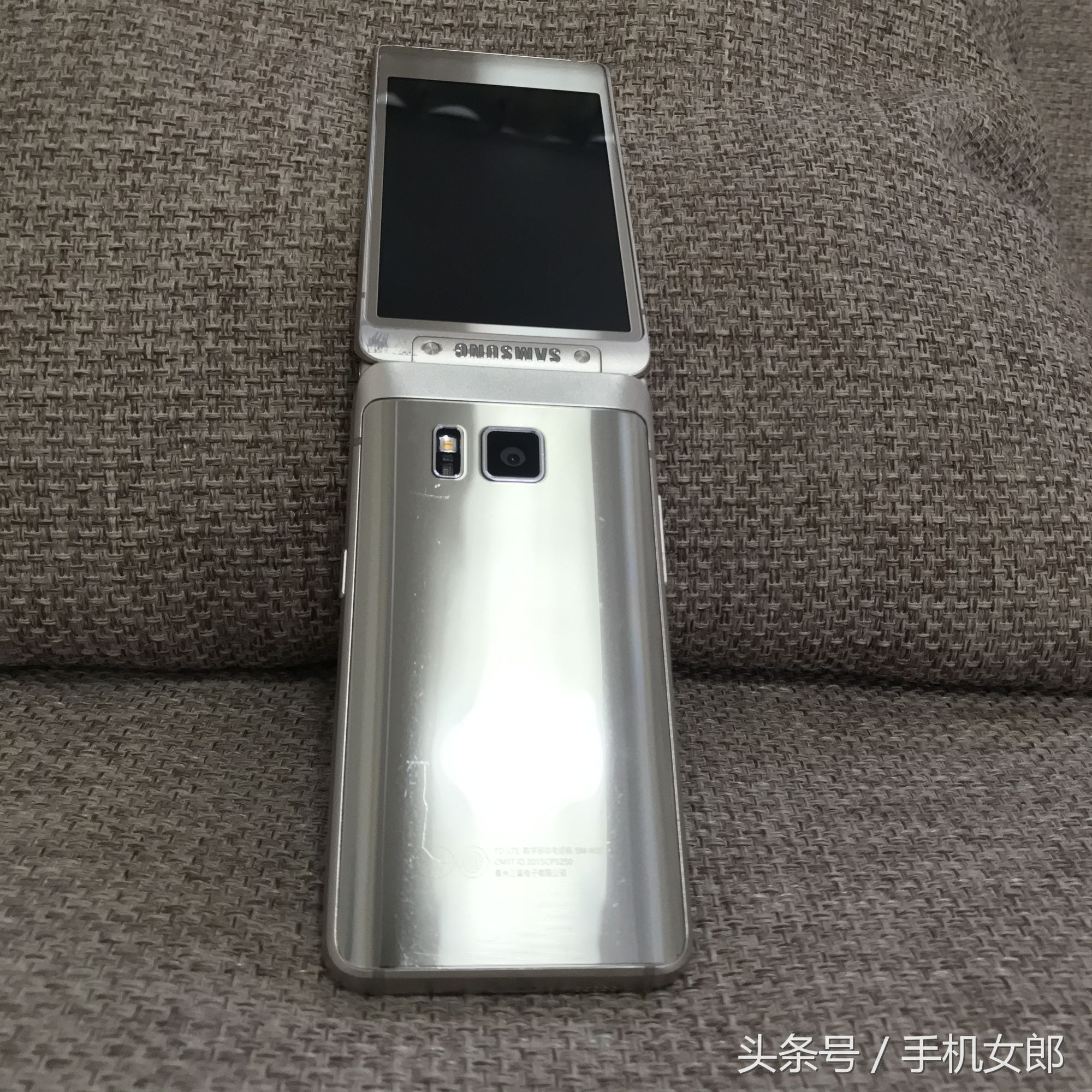 三星w2016翻盖手机,三星w2016翻盖现在多少钱