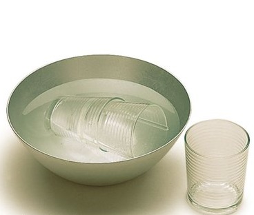 还用蛮力分开重叠的玻璃杯？只要在杯里加点它，轻轻一拧就分开了