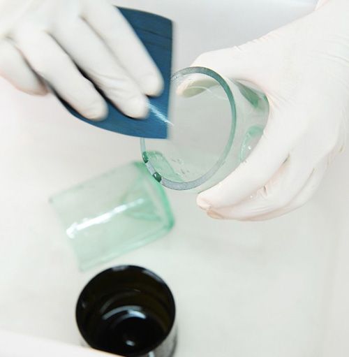 还用蛮力分开重叠的玻璃杯？只要在杯里加点它，轻轻一拧就分开了