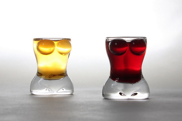 还用蛮力分开重叠的玻璃杯？只要在杯里加点它，轻轻一拧就分开了