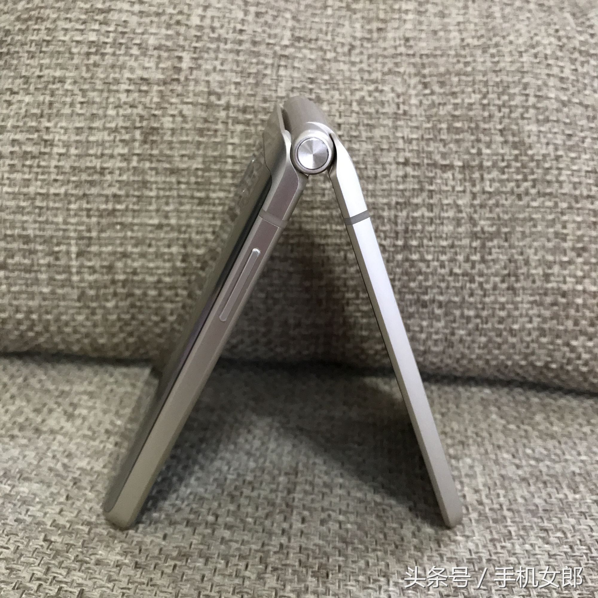 三星w2016翻盖手机,三星w2016翻盖现在多少钱