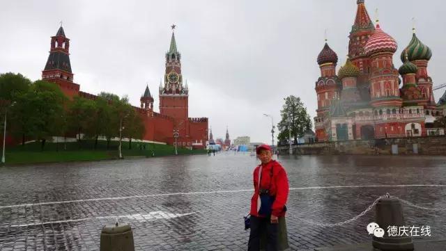 人物｜德庆老摄影人麦庭发对香山情有独钟，退休后每天早上五点登香山，风雨不改