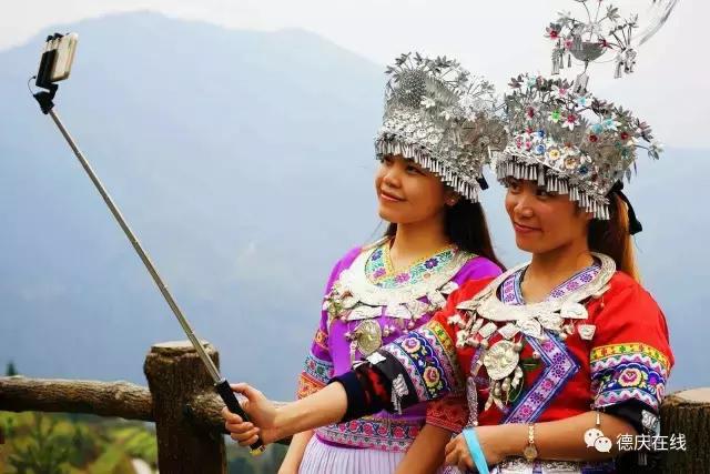 人物｜德庆老摄影人麦庭发对香山情有独钟，退休后每天早上五点登香山，风雨不改