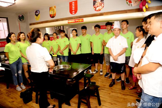 退休大妈鲁明翠带失业青年创业考察一批小青年成为宜昌“二当家”