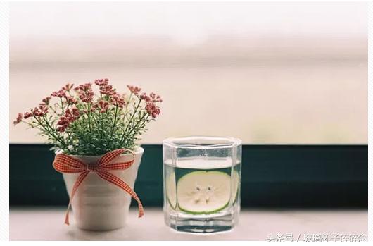 你是很温柔，可是你关灯之后像个木头一样，那些女人像蛇一样灵活，我拒绝不了