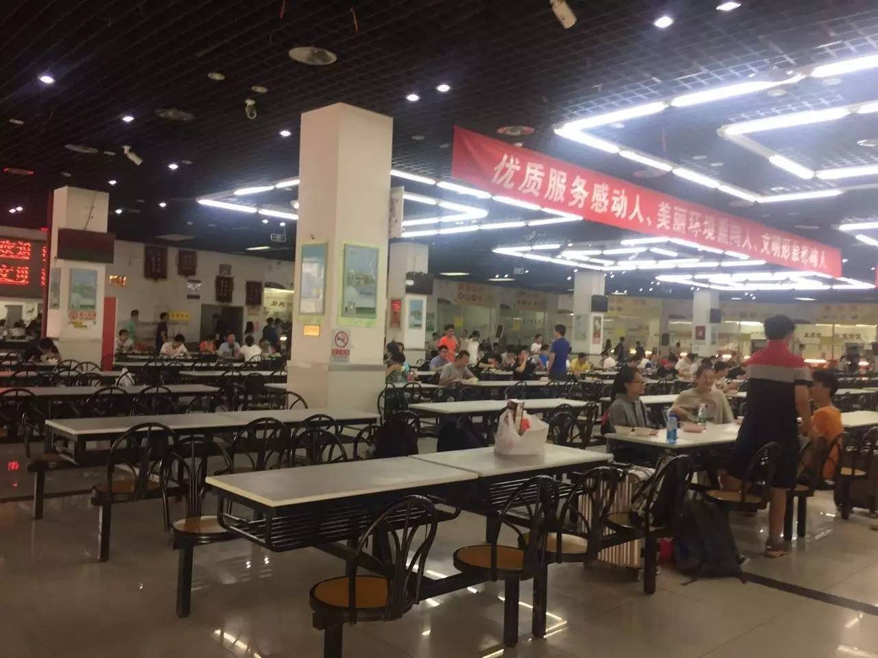 北京科技大学这个西瓜摊神了，一到夏天就成北科吃货聚集地