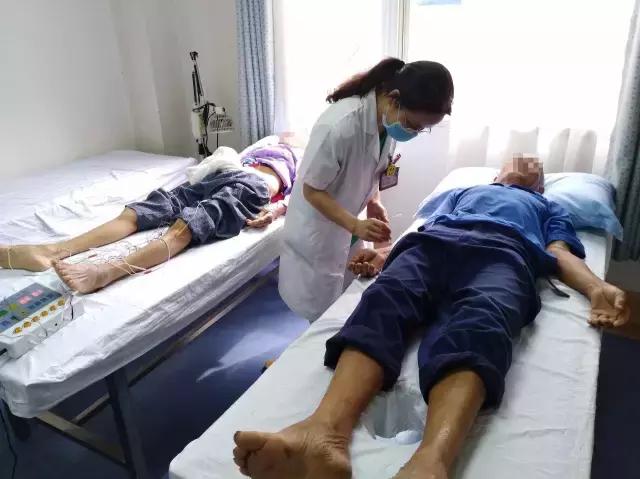 公益扶助癌症患者,重病夫妻相互扶持的感人视频