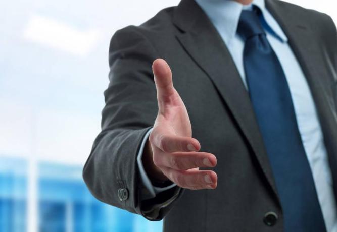 离职了老板拖着不让走怎么回复,要离职老板压着工资不让走怎么办