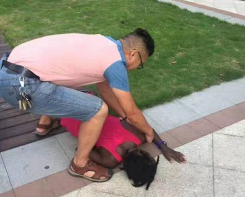 市民在鹅卵石地面做热疗,市民躺鹅卵石