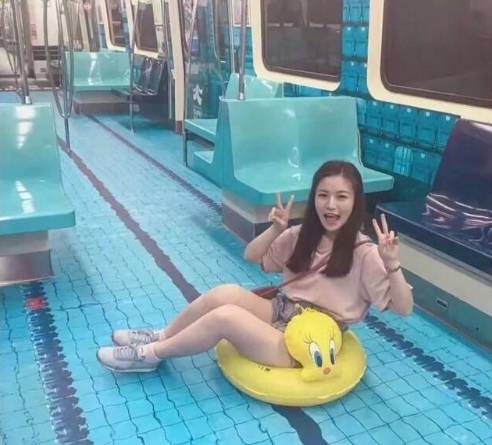 市民在鹅卵石地面做热疗,市民躺鹅卵石