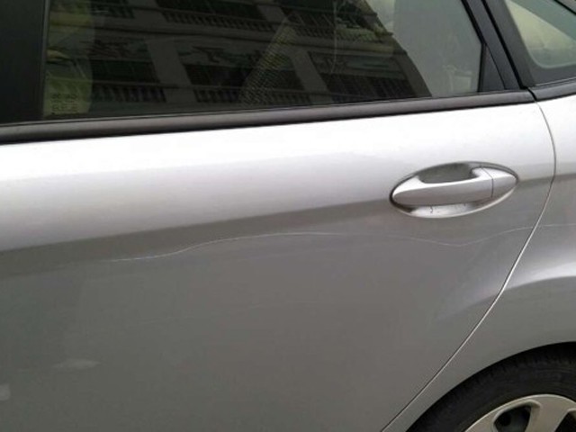 车门刮蹭补漆笔修补会不会生锈,车门露白划痕补漆修复