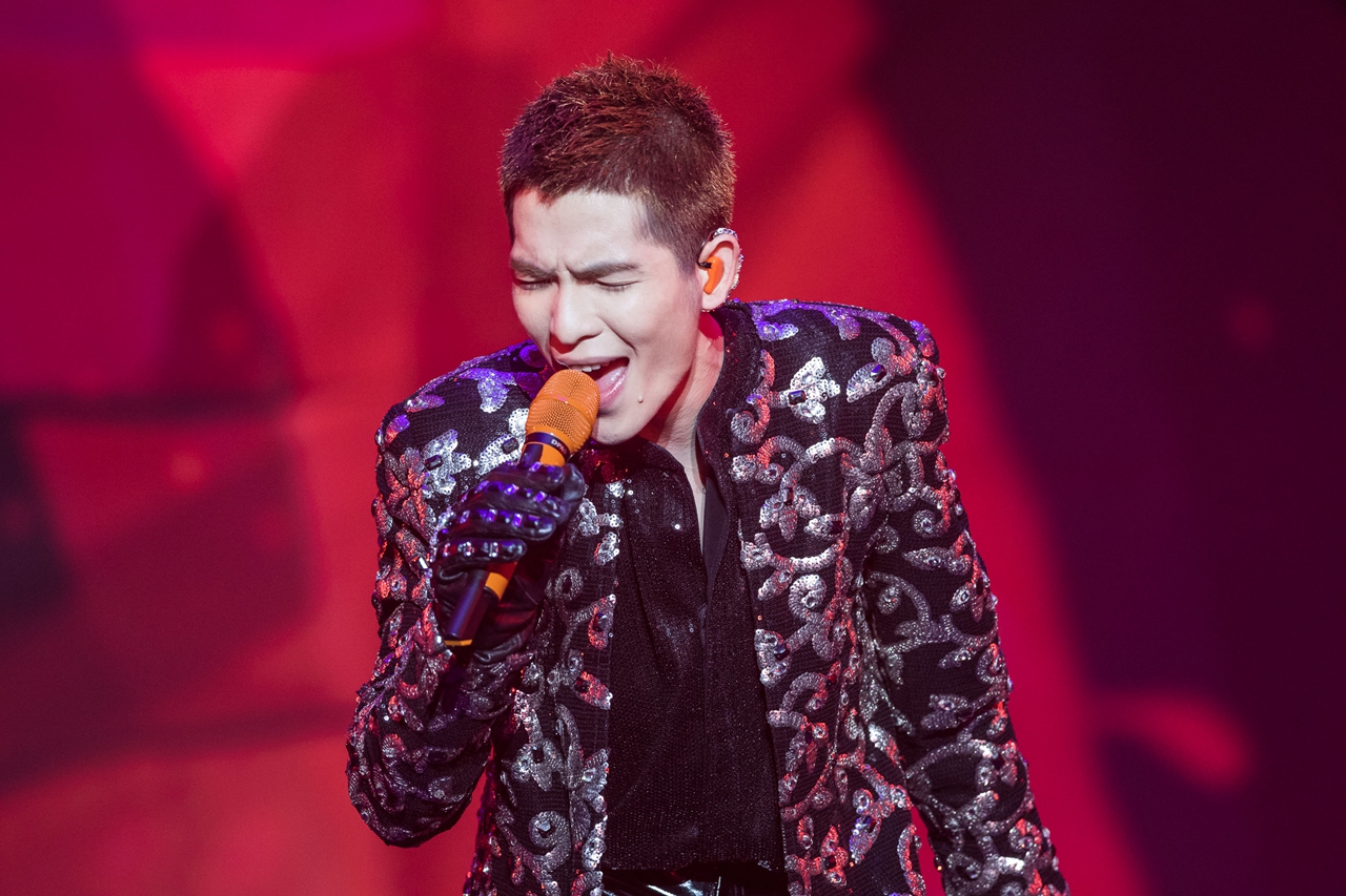 “雨神”萧敬腾现身北京开演唱会，网友：这里的人民需要你