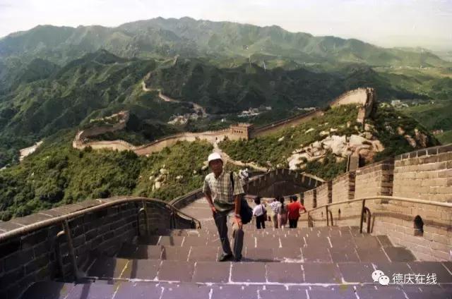 人物｜德庆老摄影人麦庭发对香山情有独钟，退休后每天早上五点登香山，风雨不改