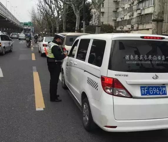 交警查获24起违章占用应急车道,交警查获14起违章占用应急车道