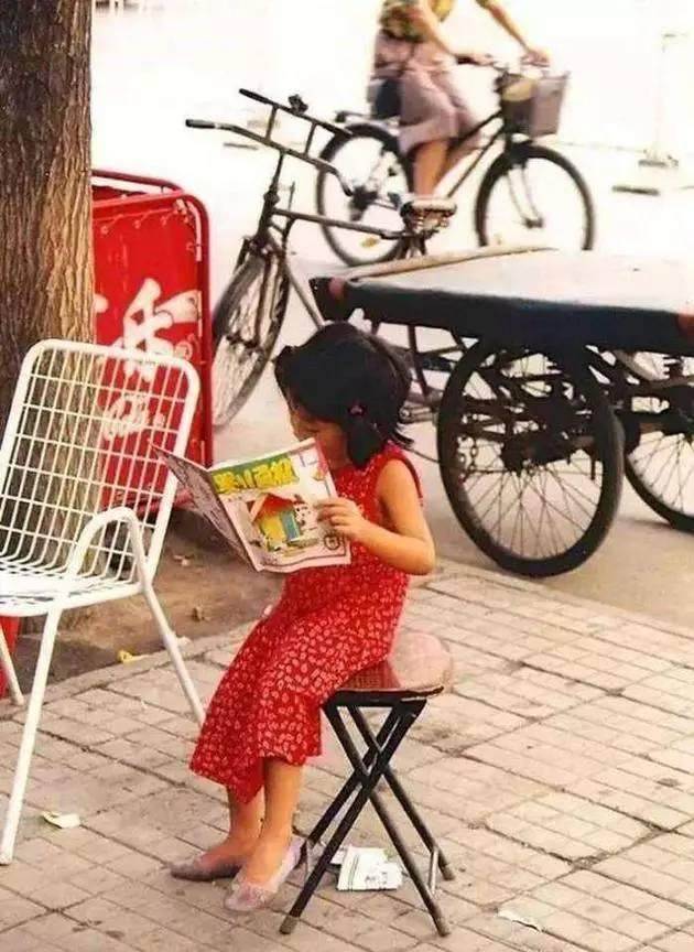 找乐子｜赶紧翻出家里压箱底的塑料拖鞋和洗澡篮子，它们要带你走上时尚巅峰！