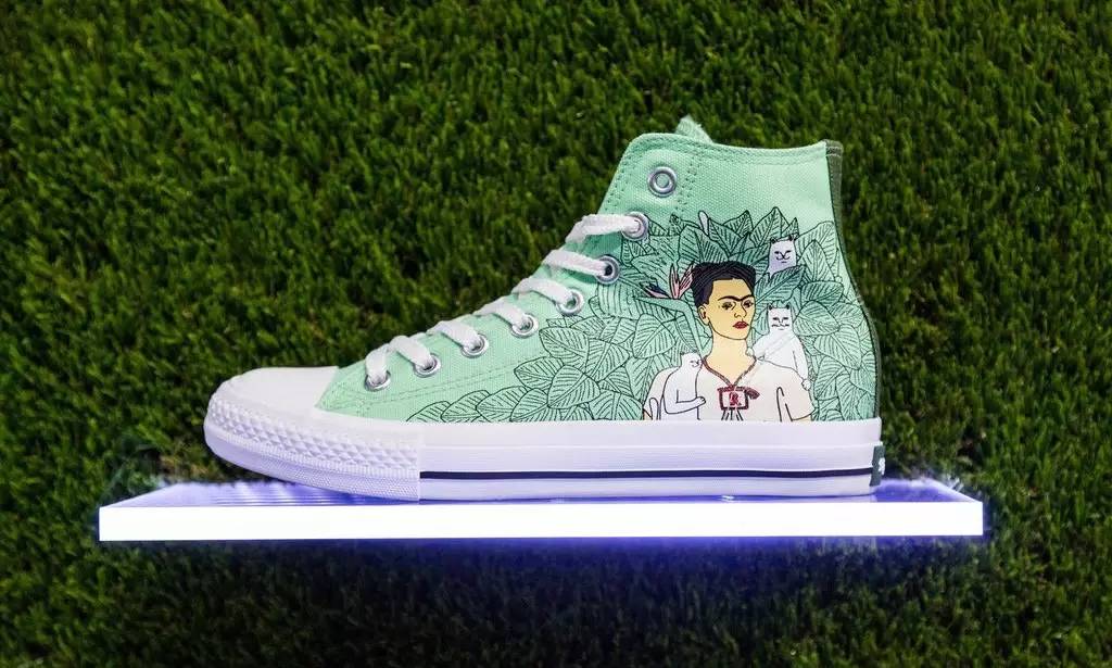 中指猫和supreme联名的卫衣,supreme和中指猫联名