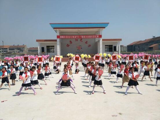 妙笔丹青绘琼枝爱撒铺咀淡如菊