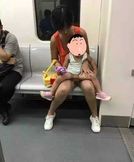 地铁上给孩子把尿,在厕所给宝宝把尿