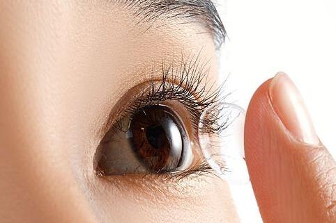 戴隐形眼镜能防止眼球突出,戴隐形眼镜缺氧红了