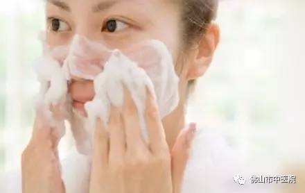 脸上长疮怎么消除最简单方法,脸上长疮流黄水吃什么好