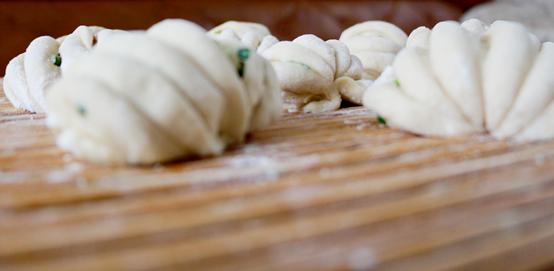 胃不舒服喝点白酒就好,胃难受喝点香油好受些