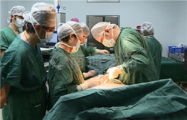 胎儿肠外露,胎儿膈疝需要开刀吗