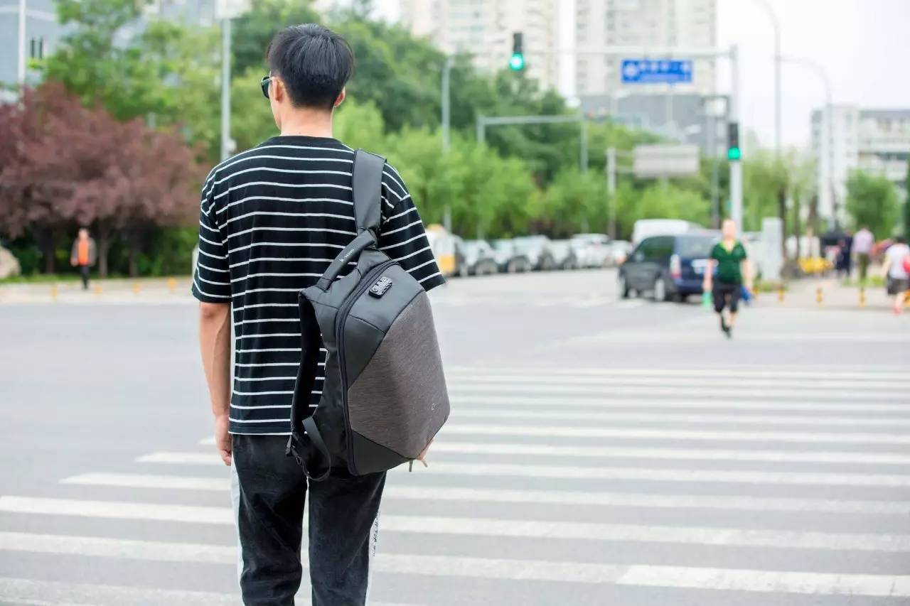 极客官舍丨我曾以为我的意中人不会是程序员，直到有一天他背上了它