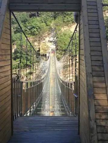 万亩森林玻璃桥,万亩荷花园玻璃栈道