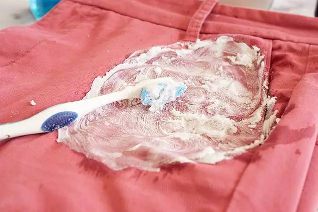 圆珠笔发黄了怎么办,白衣服被黑笔画下如何洗