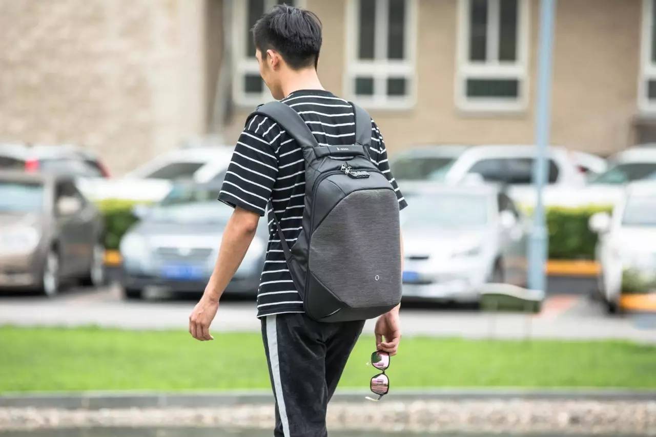 极客官舍丨我曾以为我的意中人不会是程序员，直到有一天他背上了它