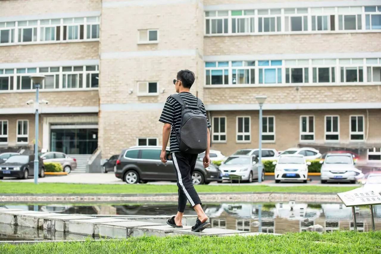 极客官舍丨我曾以为我的意中人不会是程序员，直到有一天他背上了它