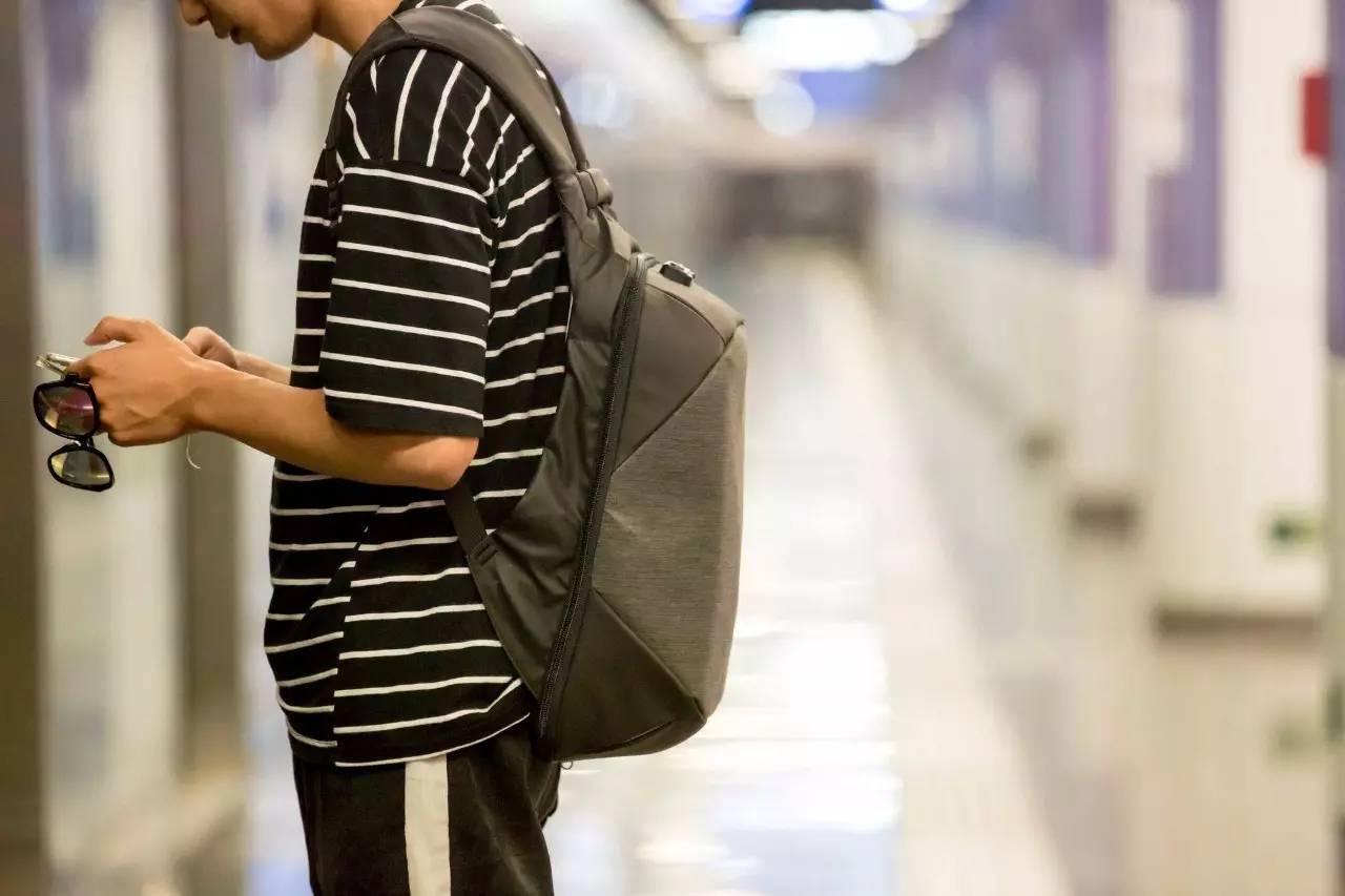 极客官舍丨我曾以为我的意中人不会是程序员，直到有一天他背上了它